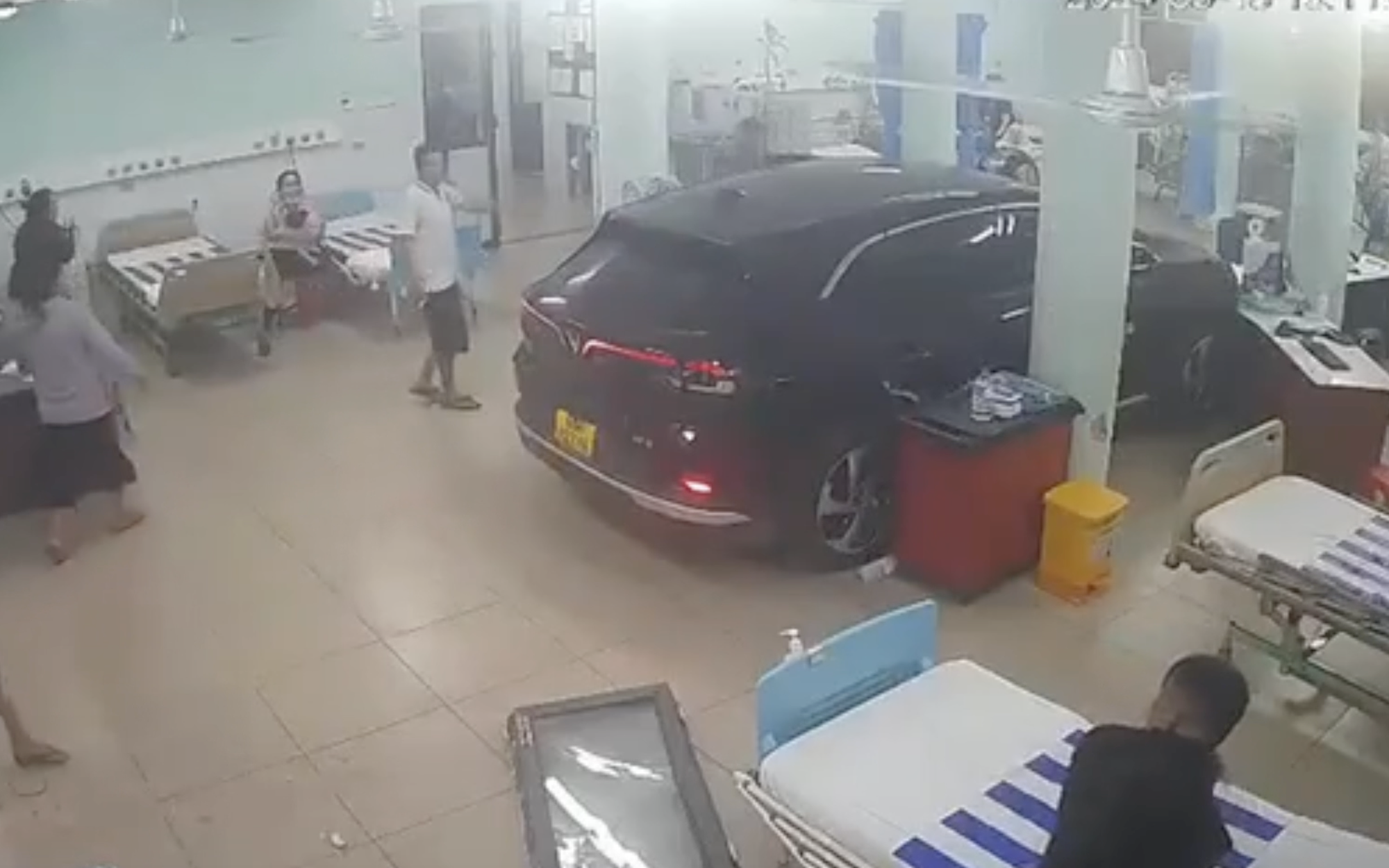 Ô tô lao thẳng vào phòng cấp cứu Bệnh viện Nhi đồng Đồng Nai