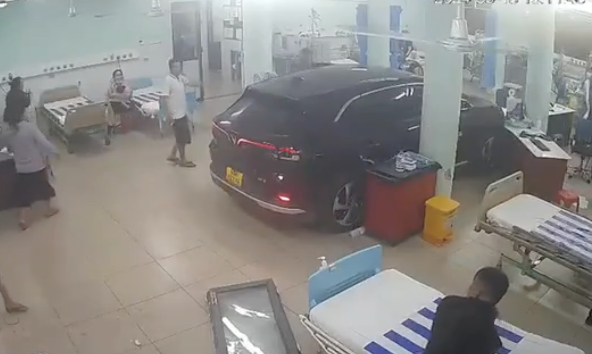 &Ocirc; t&ocirc; lao thẳng v&agrave;o ph&ograve;ng cấp cứu Bệnh viện Nhi đồng Đồng Nai- Ảnh 1.