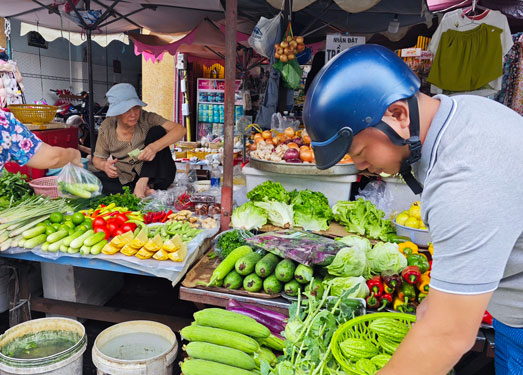 Thời tiết nắng n&oacute;ng, kh&ocirc; hạn khiến rau củ c&aacute;c loại bị đứt lứa, gi&aacute; tăng cao k&eacute;o d&agrave;i
