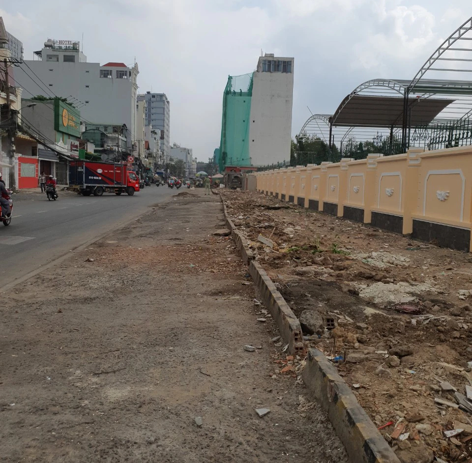 Diện mạo mới của đường Ho&agrave;ng Hoa Th&aacute;m sau phản &aacute;nh của B&aacute;o Người Lao Động- Ảnh 4.