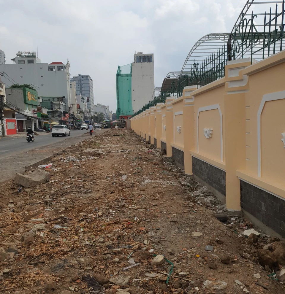 Diện mạo mới của đường Ho&agrave;ng Hoa Th&aacute;m sau phản &aacute;nh của B&aacute;o Người Lao Động- Ảnh 6.