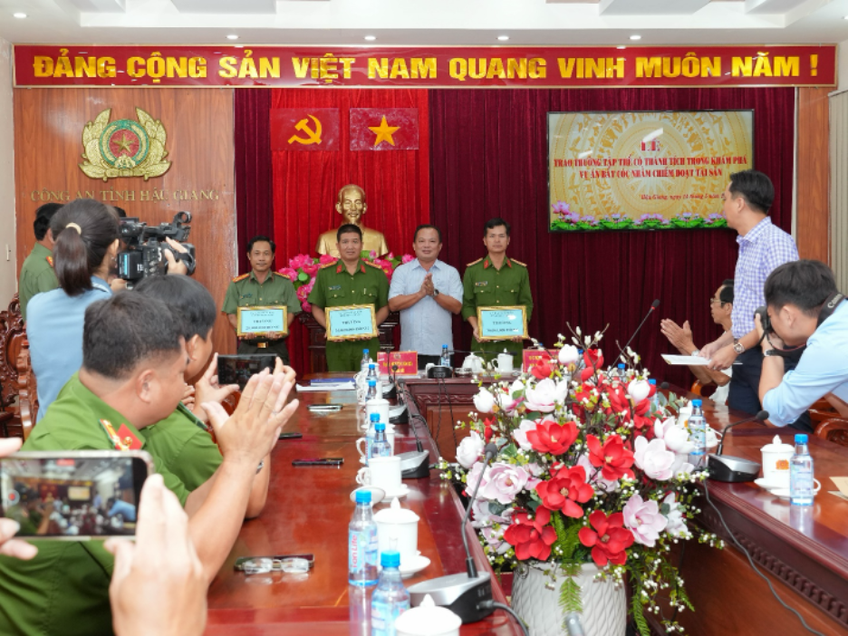 Vụ ph&oacute; gi&aacute;m đốc c&ocirc;ng ty bị bắt c&oacute;c: Khen thưởng 3 tập thể ph&aacute; &aacute;n nhanh- Ảnh 1.