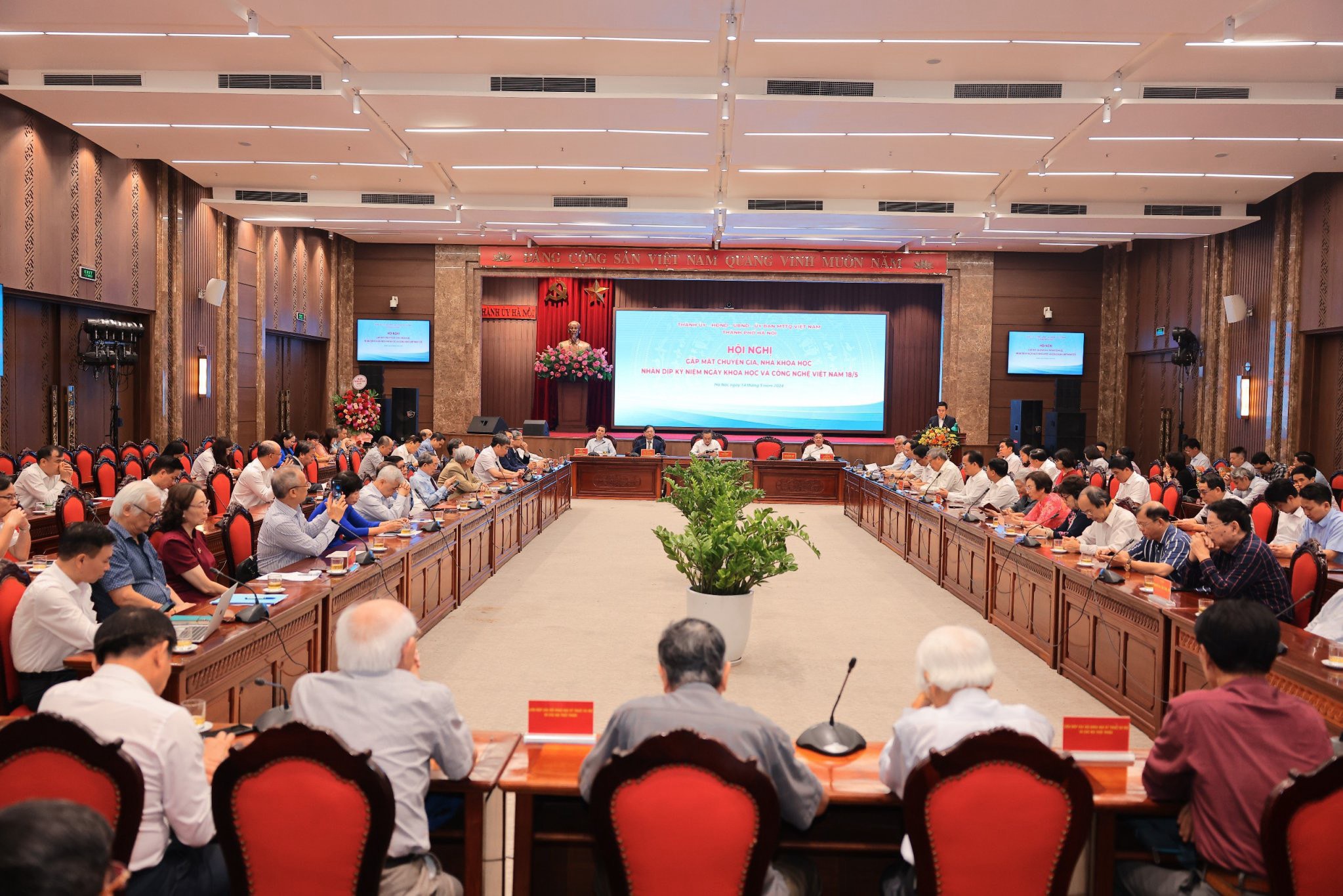 GS-TS Ph&ugrave;ng Hữu Ph&uacute;: H&agrave; Nội như ngồi tr&ecirc;n &ldquo;n&uacute;i v&agrave;ng&rdquo;- Ảnh 1.