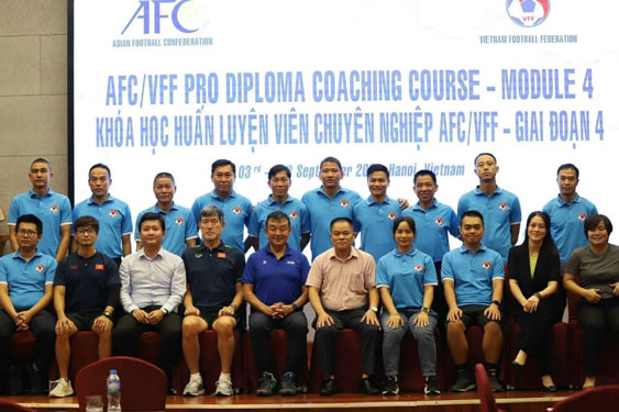 Kh&oacute;a học d&agrave;nh cho c&aacute;c HLV quốc gia, c&oacute; 11 học vi&ecirc;n v&agrave; Văn Thị Thanh l&agrave; HLV nữ duy nhất của kh&oacute;a học (ngồi, thứ 4 từ phải sang). (Ảnh do nh&acirc;n vật cung cấp)