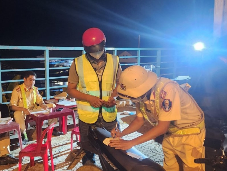 Xử l&yacute; sao khi người l&agrave;m dịch vụ l&aacute;i xe c&oacute; nồng độ cồn đưa người say về nh&agrave;?- Ảnh 1.