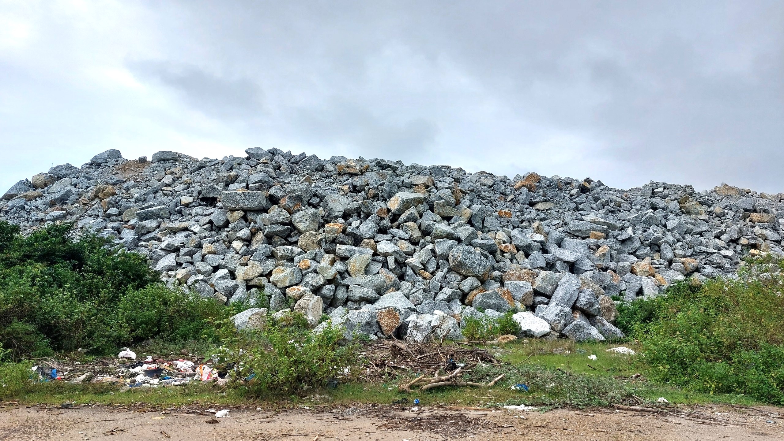 C&ocirc;ng ty L&yacute; Tuấn chuyển tr&aacute;i ph&eacute;p 167.000 m3 đ&aacute; từ Quảng Ng&atilde;i ra Quảng Nam- Ảnh 2.