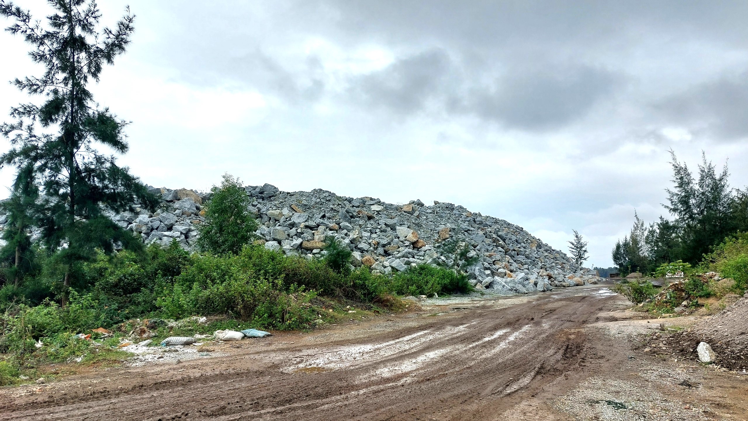 C&ocirc;ng ty L&yacute; Tuấn chuyển tr&aacute;i ph&eacute;p 167.000 m3 đ&aacute; từ Quảng Ng&atilde;i ra Quảng Nam- Ảnh 3.