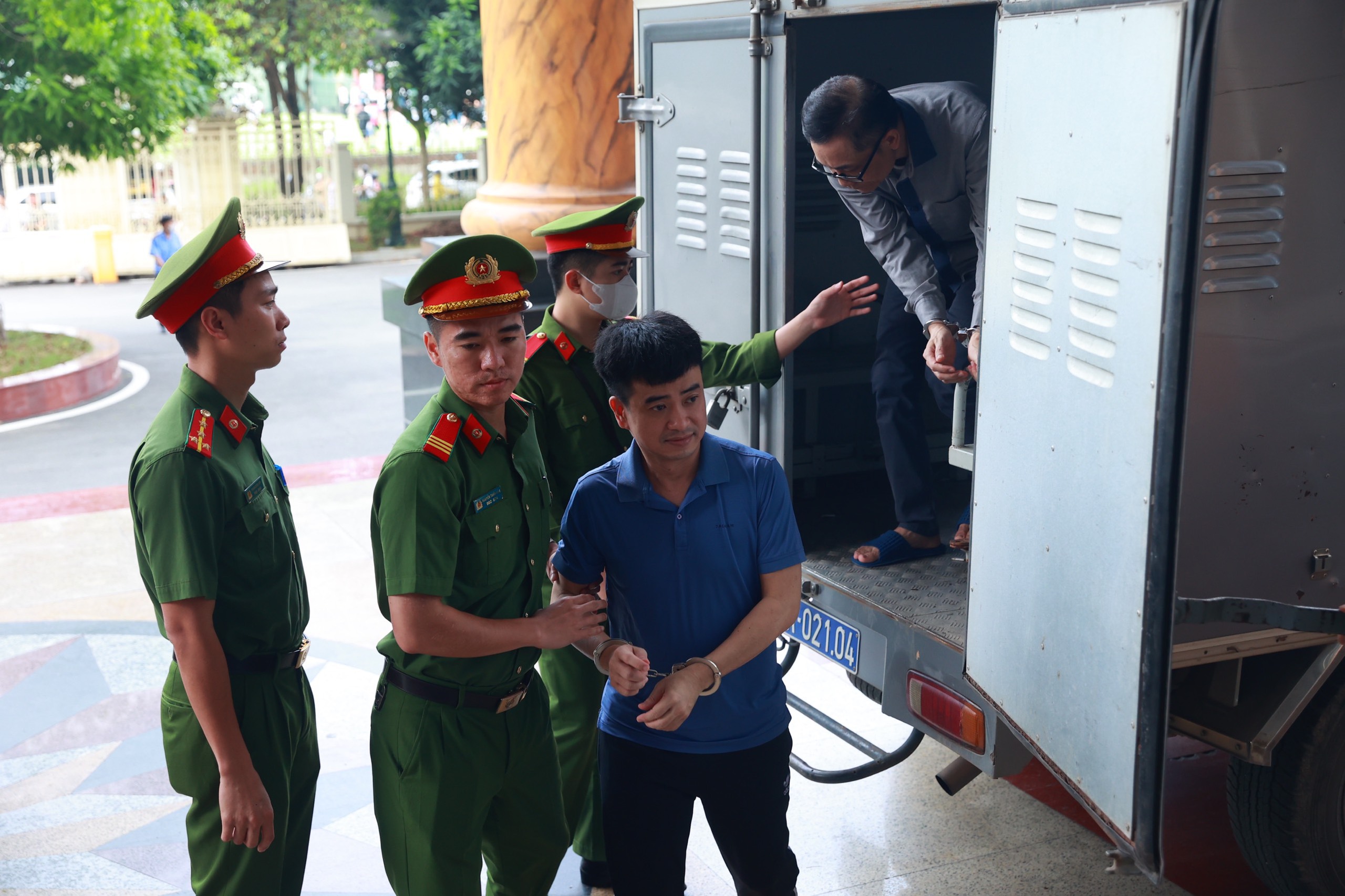 Cựu bộ trưởng Y tế Nguyễn Thanh Long đến t&ograve;a tr&ecirc;n xe chuy&ecirc;n dụng- Ảnh 1.