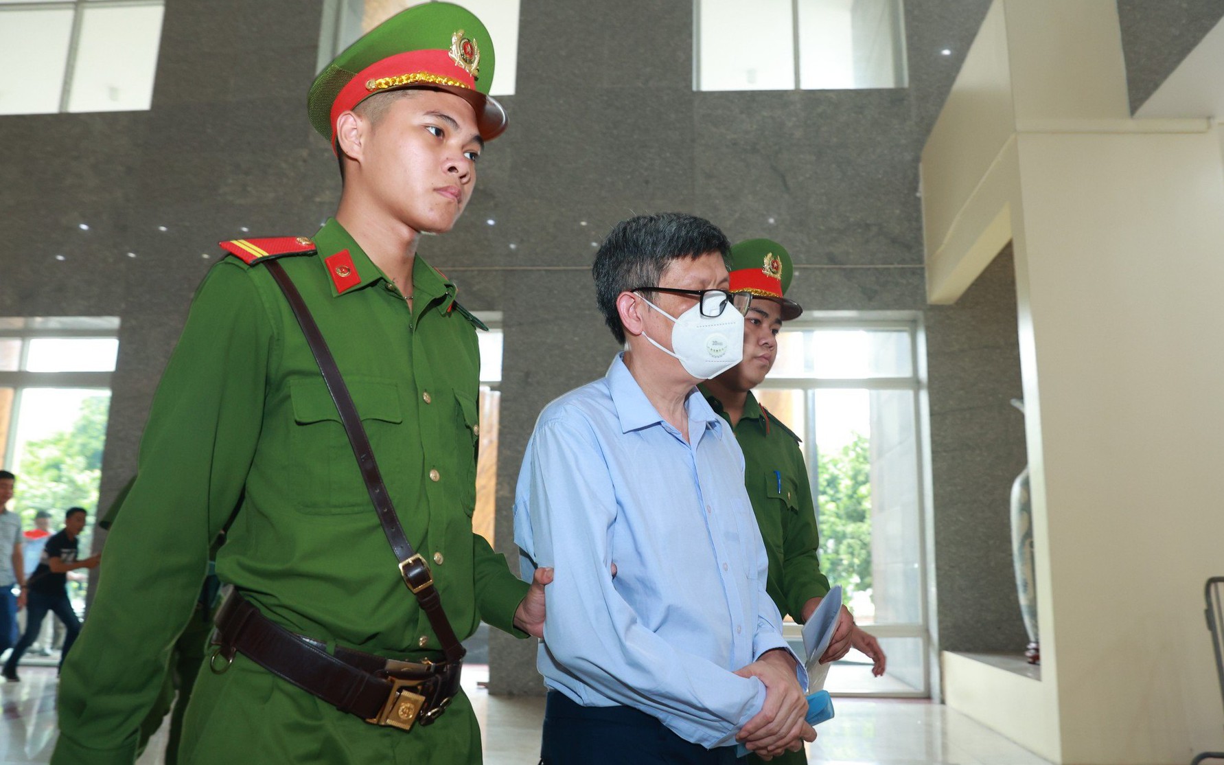 Cựu bộ trưởng Y tế Nguyễn Thanh Long đến tòa trên xe chuyên dụng