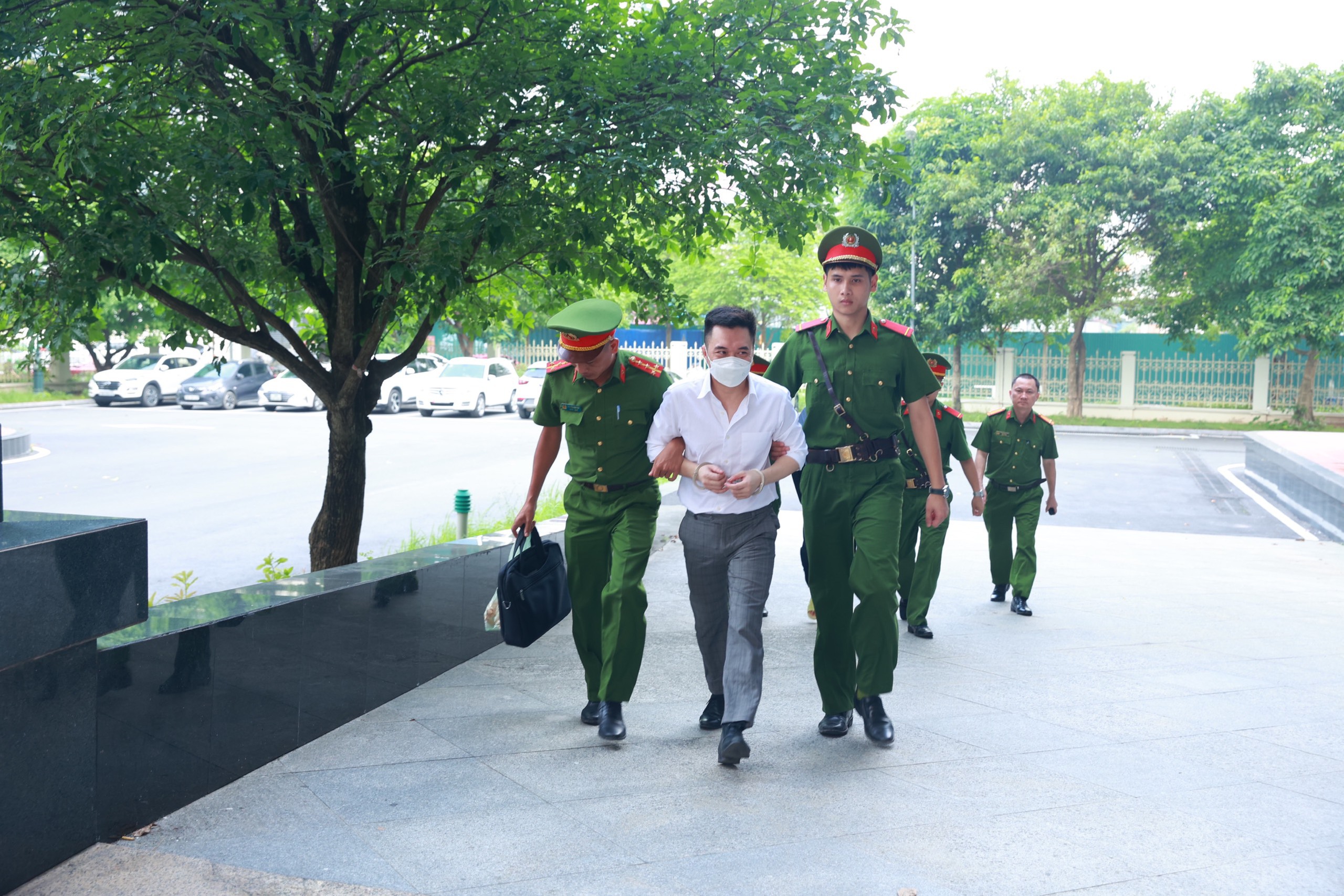Cựu bộ trưởng Y tế Nguyễn Thanh Long đến t&ograve;a tr&ecirc;n xe chuy&ecirc;n dụng- Ảnh 2.