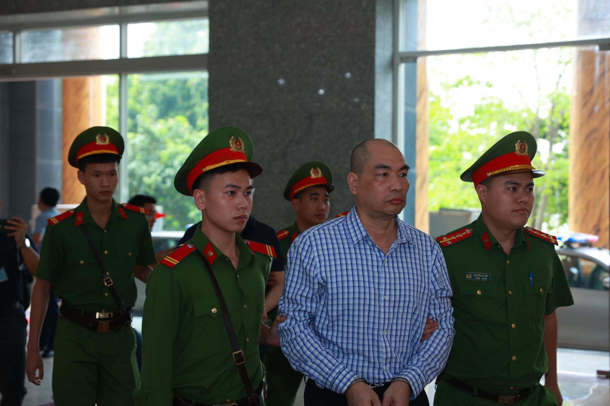 Cựu bộ trưởng Y tế Nguyễn Thanh Long đến t&ograve;a tr&ecirc;n xe chuy&ecirc;n dụng- Ảnh 3.