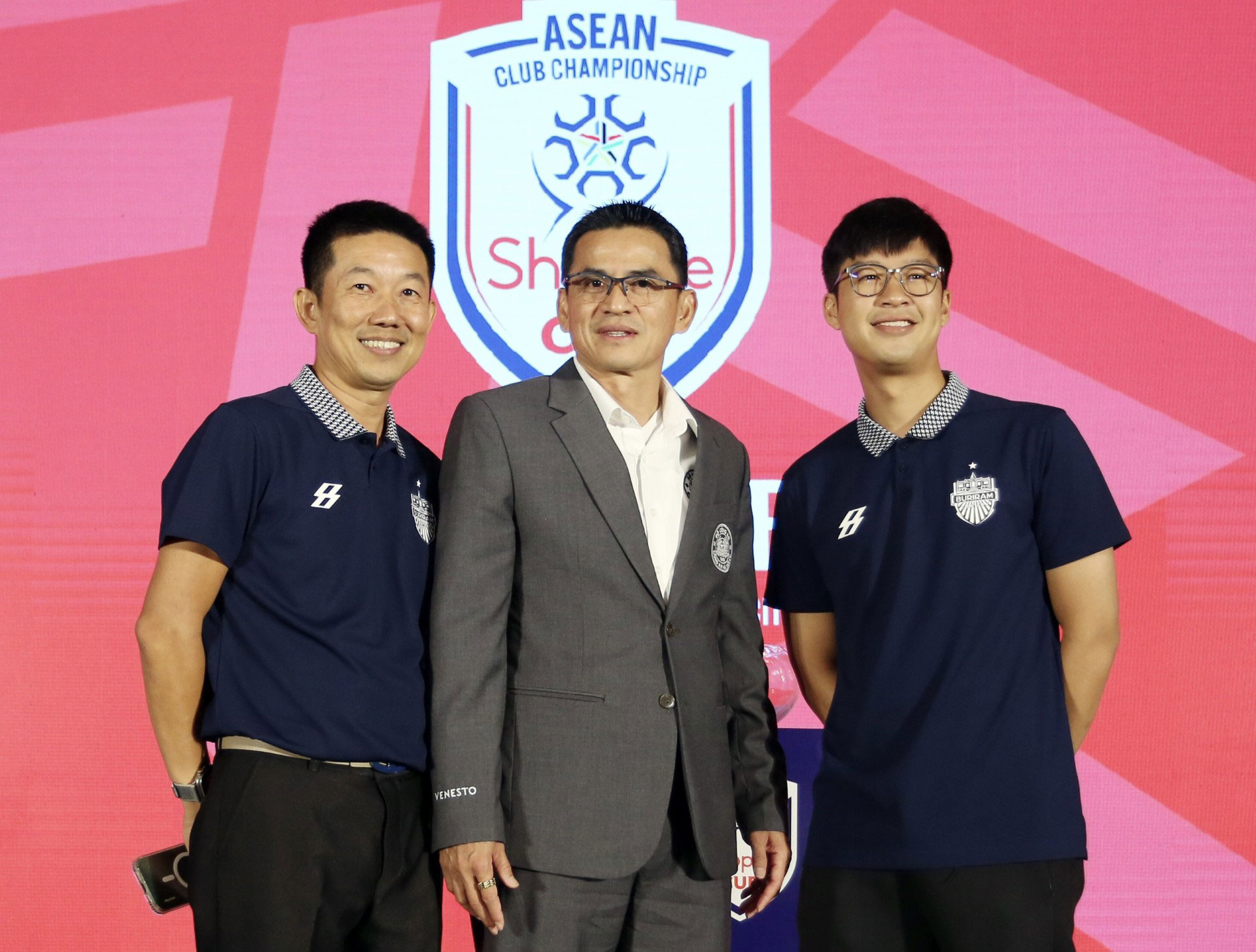 Ông Kiatisuk (giữa) đã chia tay V-League, trở về Thái Lan Ảnh: QUỐC AN