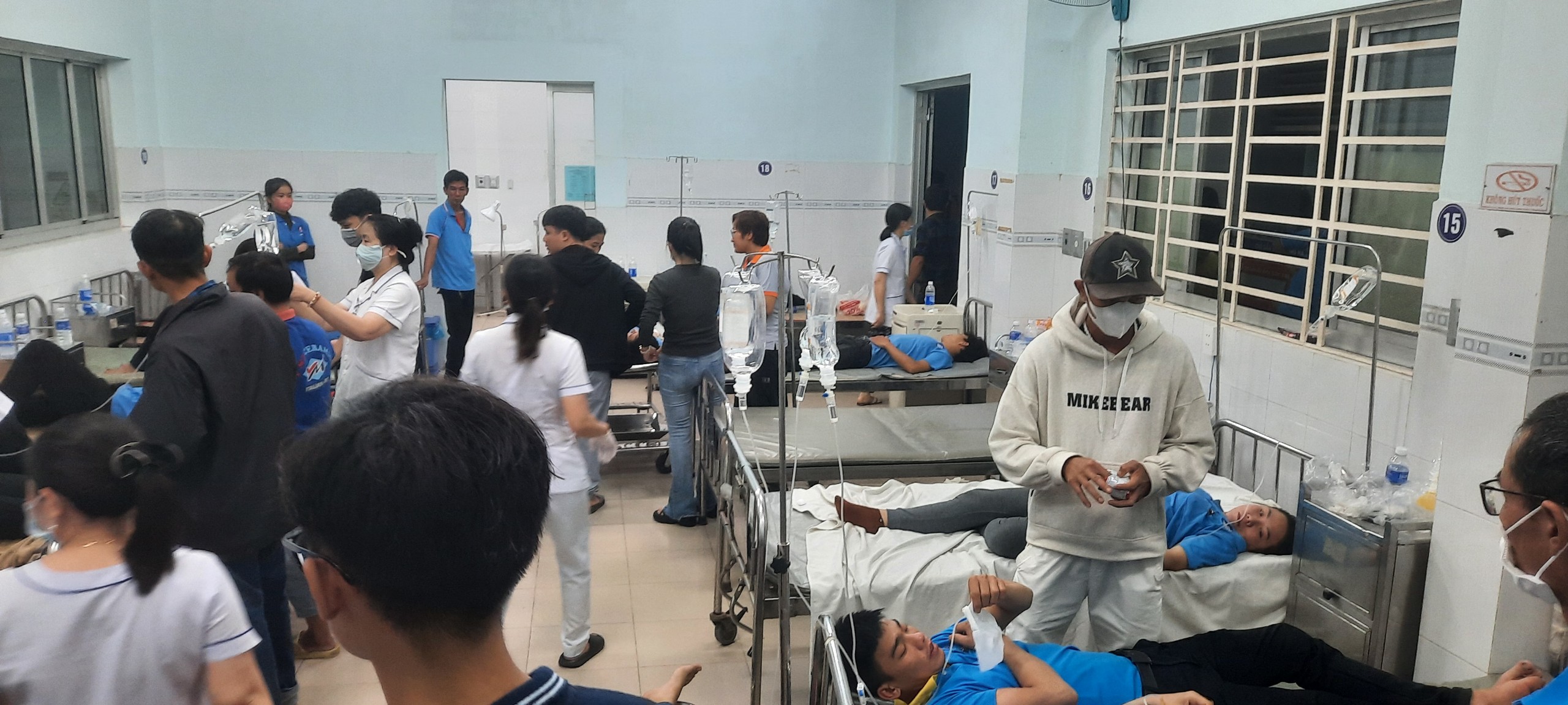Đồng Nai: Gần 100 c&ocirc;ng nh&acirc;n nhập viện sau khi ăn b&aacute;nh đa, m&igrave; quảng- Ảnh 1.