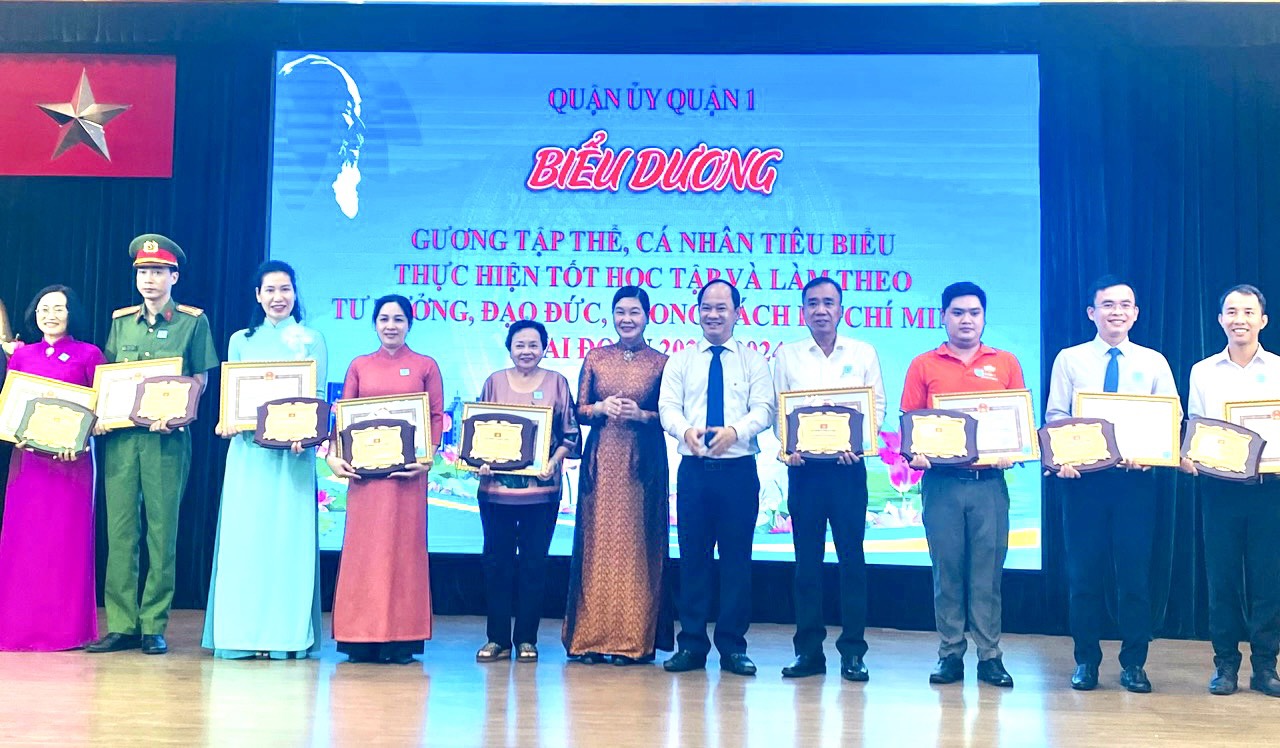 Quận 1 trao Huy hiệu Đảng cho 143 đảng viên- Ảnh 3.