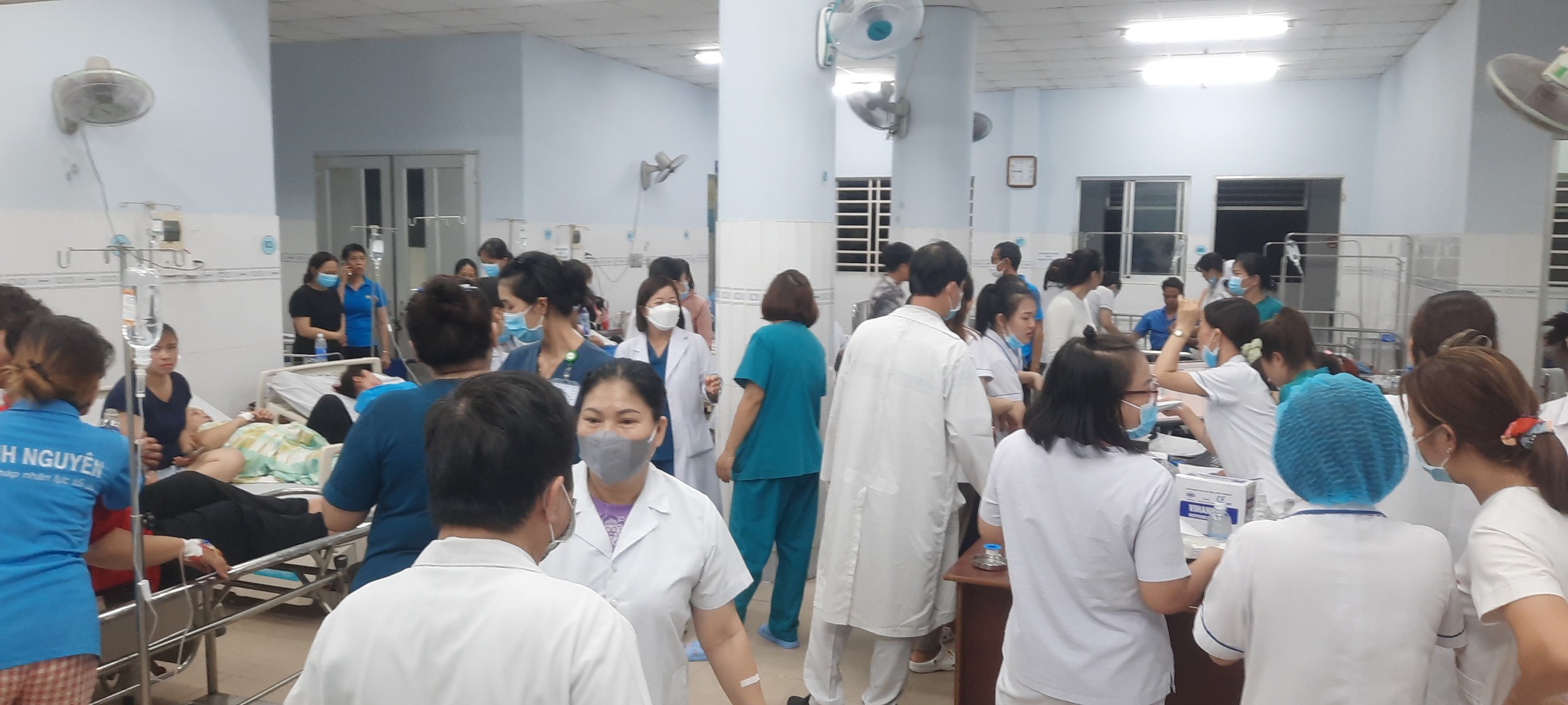 Đồng Nai: Gần 100 c&ocirc;ng nh&acirc;n nhập viện sau khi ăn b&aacute;nh đa, m&igrave; quảng- Ảnh 2.