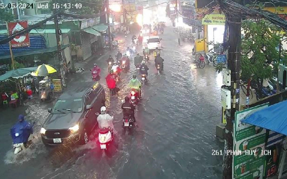 TP HCM mưa sầm sập, nhiều tuyến đường nhanh ch&oacute;ng ngập s&acirc;u