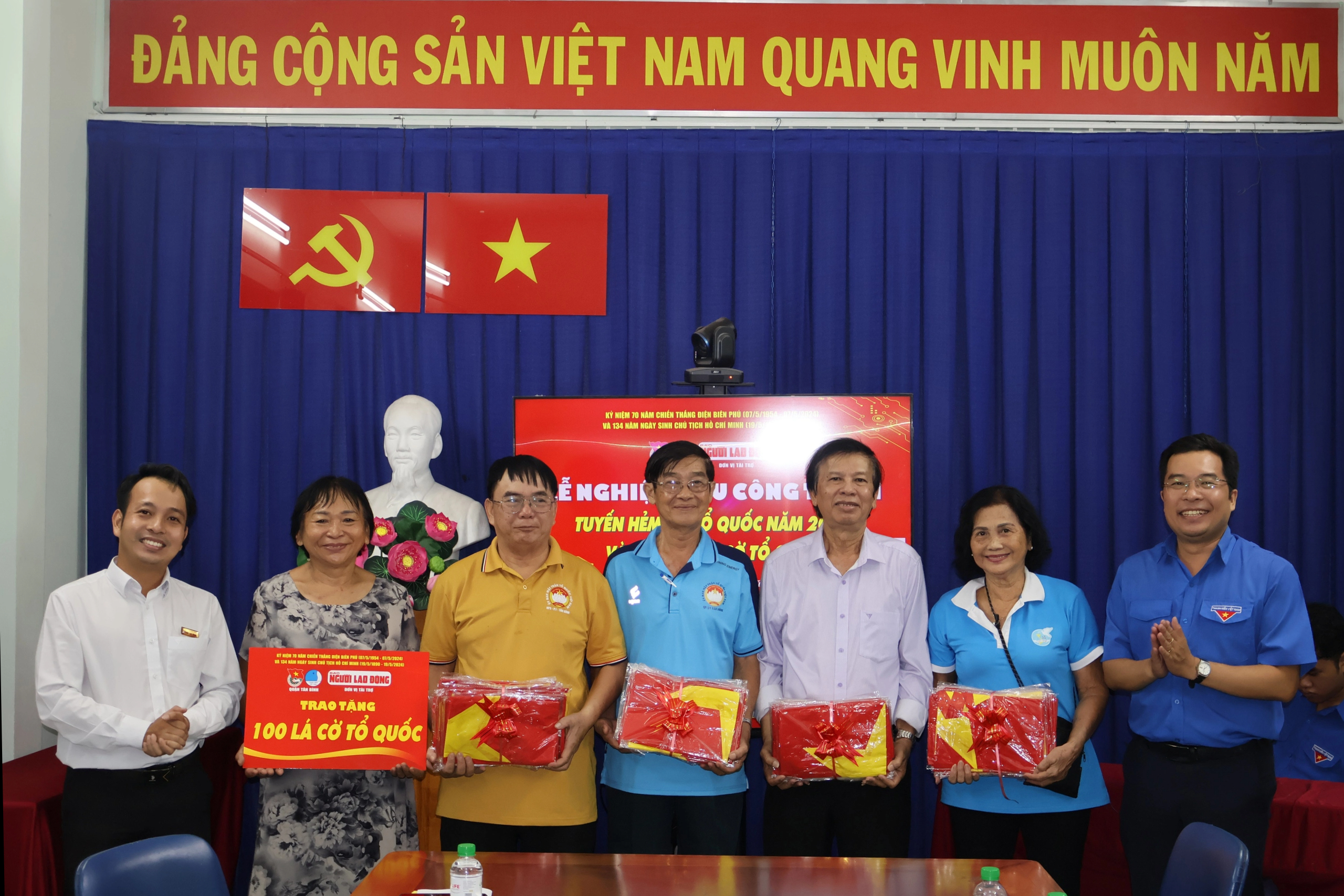 Báo Người Lao Động trao tặng các phần quà ý nghĩa ở quận Tân Bình- Ảnh 3.