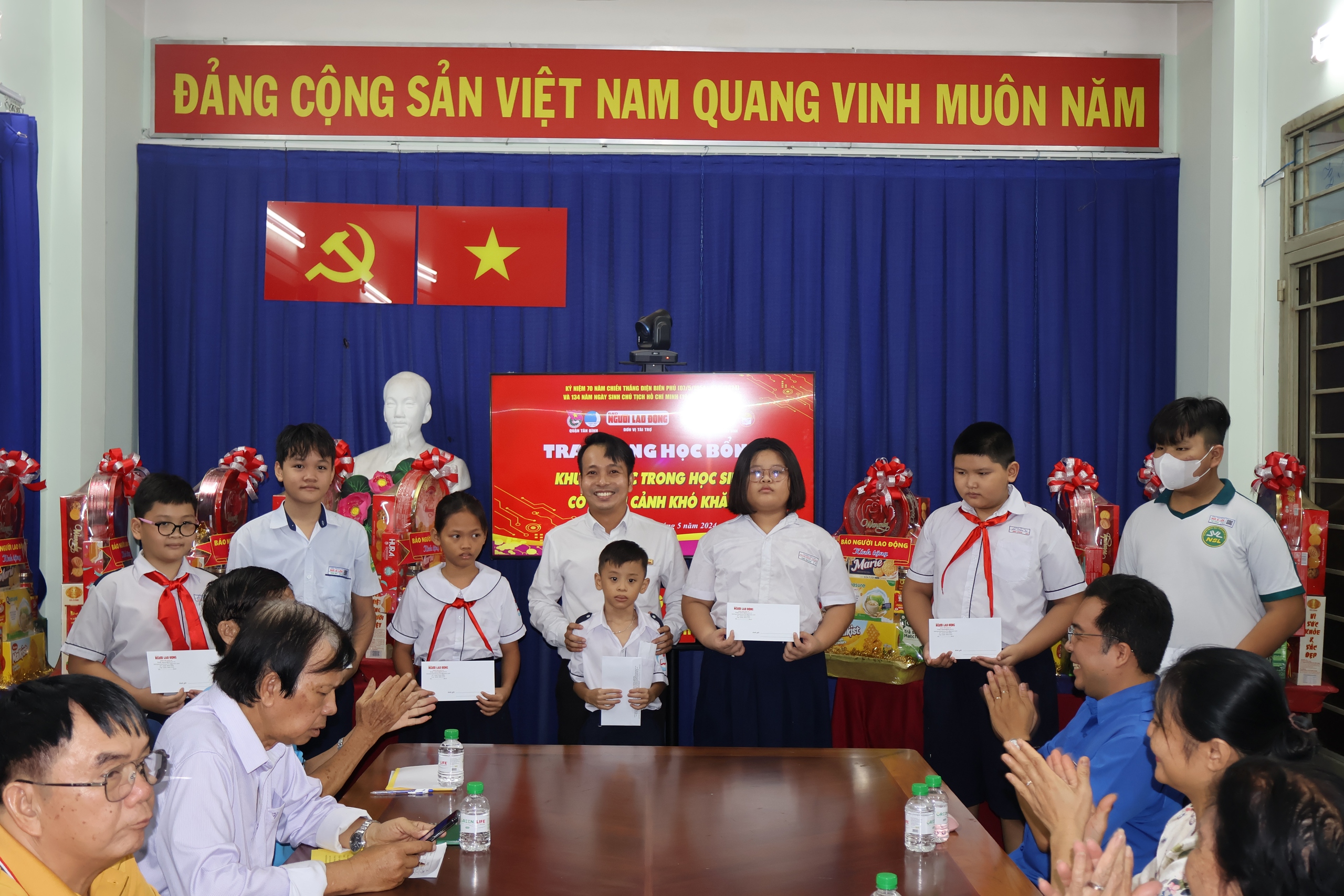 Báo Người Lao Động trao tặng các phần quà ý nghĩa ở quận Tân Bình- Ảnh 1.