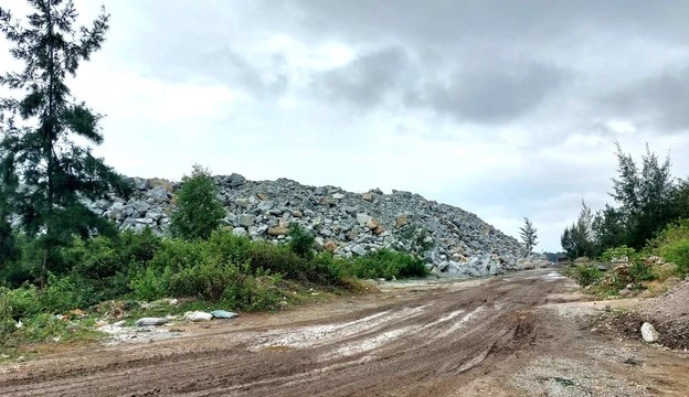 Đề nghị tạm giữ khối lượng đ&aacute; do C&ocirc;ng ty L&yacute; Tuấn vận chuyển tr&aacute;i ph&eacute;p- Ảnh 1.
