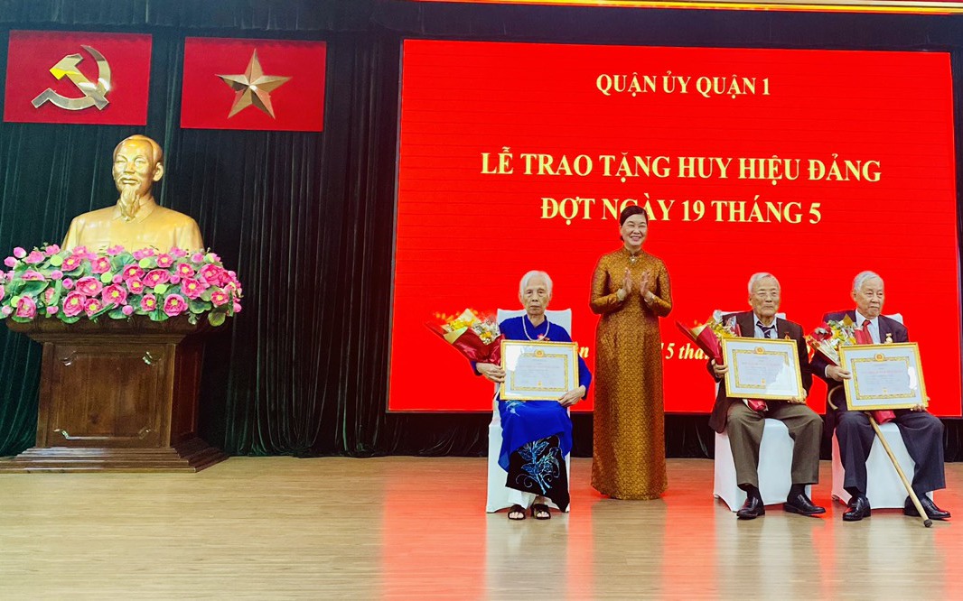 Quận 1 trao Huy hiệu Đảng cho 143 đảng viên