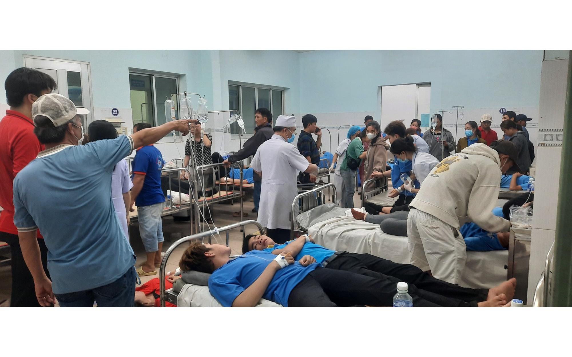 Đồng Nai: Gần 100 c&ocirc;ng nh&acirc;n nhập viện sau khi ăn b&aacute;nh đa, m&igrave; quảng