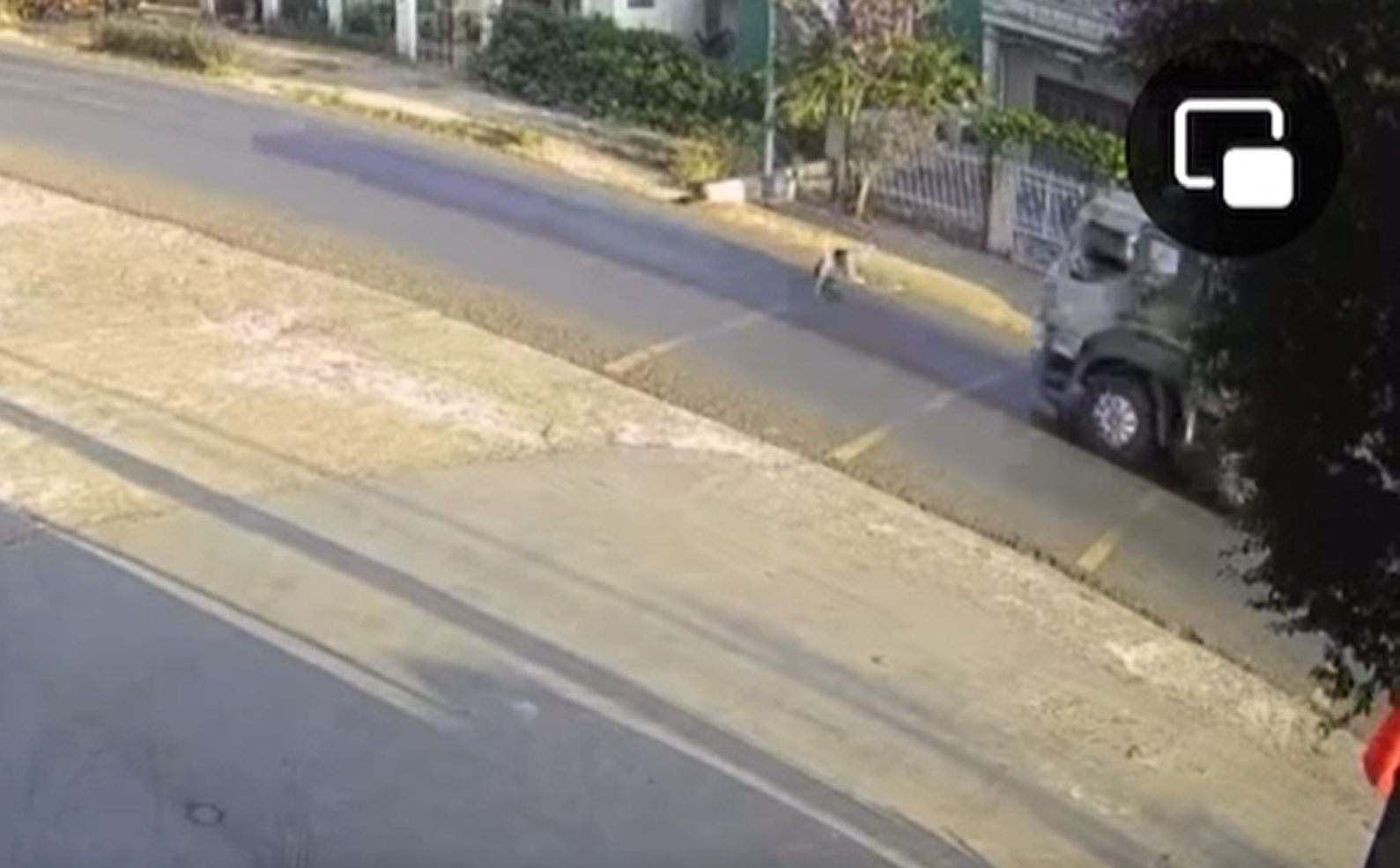 Người đàn ông nghi lao đầu vào xe tải tự tử- Ảnh 1.