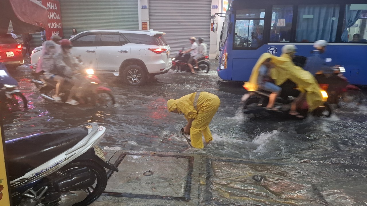 Hứng trận mưa to nhất từ đầu năm, TP Thủ Đức ngập nặng ra sao?- Ảnh 5.