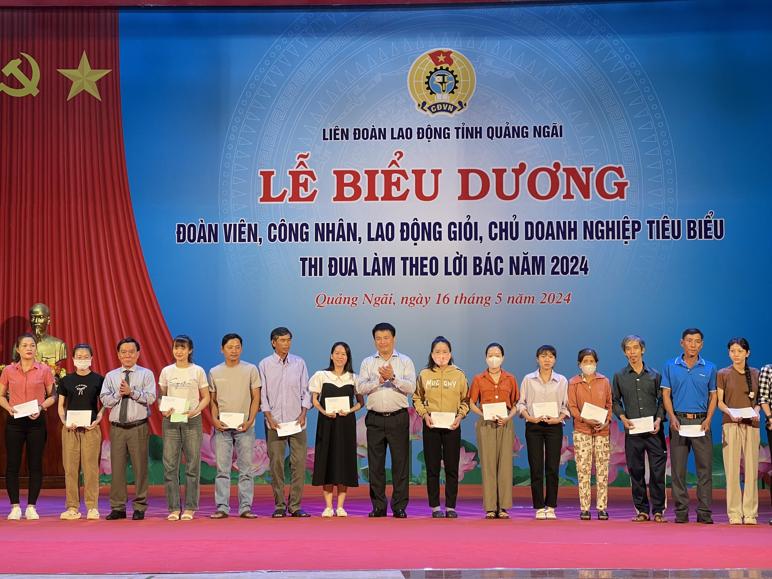 Quảng Ng&atilde;i: Biểu dương đo&agrave;n vi&ecirc;n, c&ocirc;ng nh&acirc;n, lao động ti&ecirc;u biểu l&agrave;m theo lời B&aacute;c- Ảnh 2.