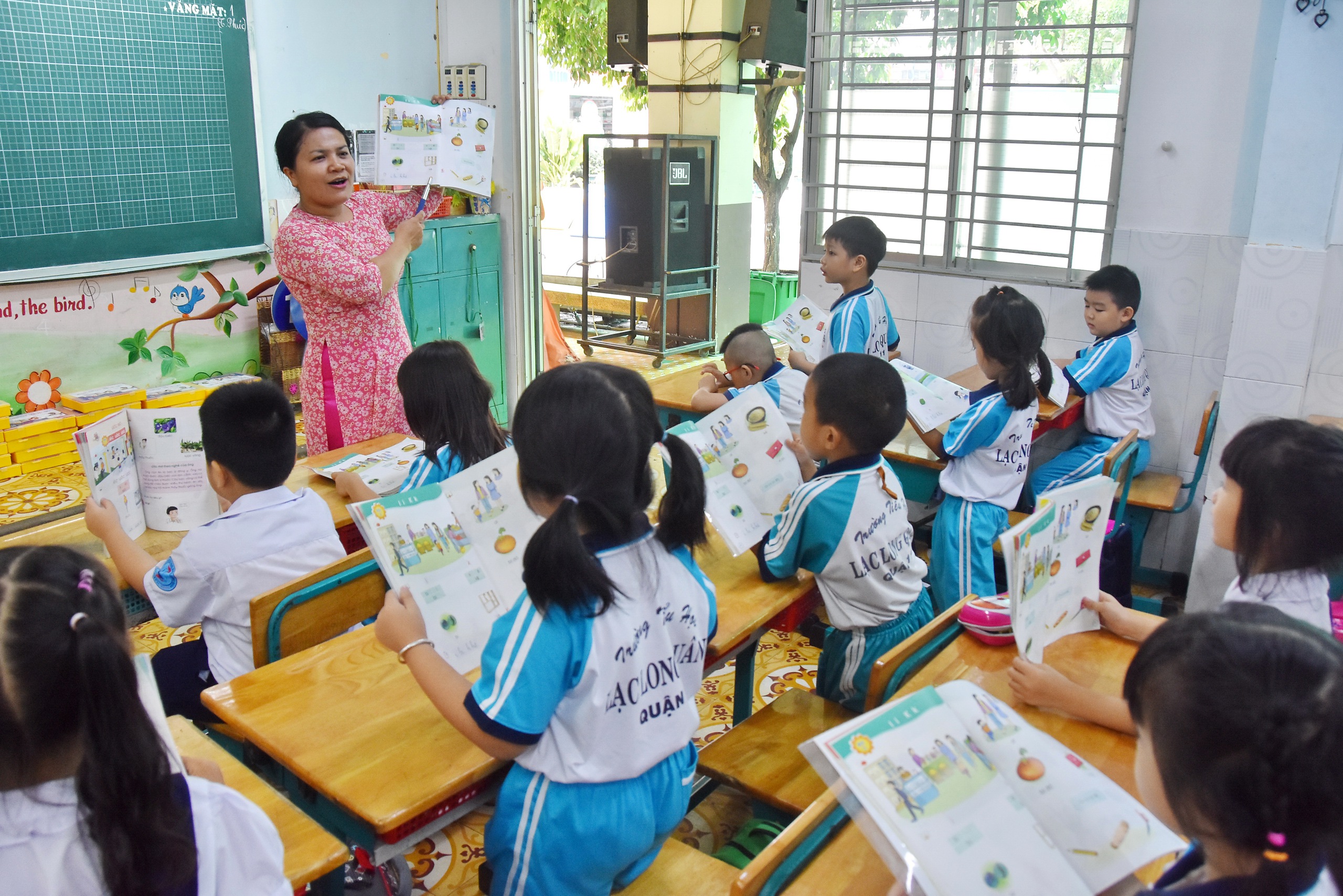 Dự thảo Luật Nhà giáo quy định tiền lương của nhà giáo được ưu tiên xếp cao nhất trong hệ thống thang bậc lương hành chính sự nghiệp. Trong ảnh: Giờ lên lớp của giáo viên Trường Tiểu học Lạc Long Quân (quận 11, TP HCM)Ảnh: TẤN THẠNH