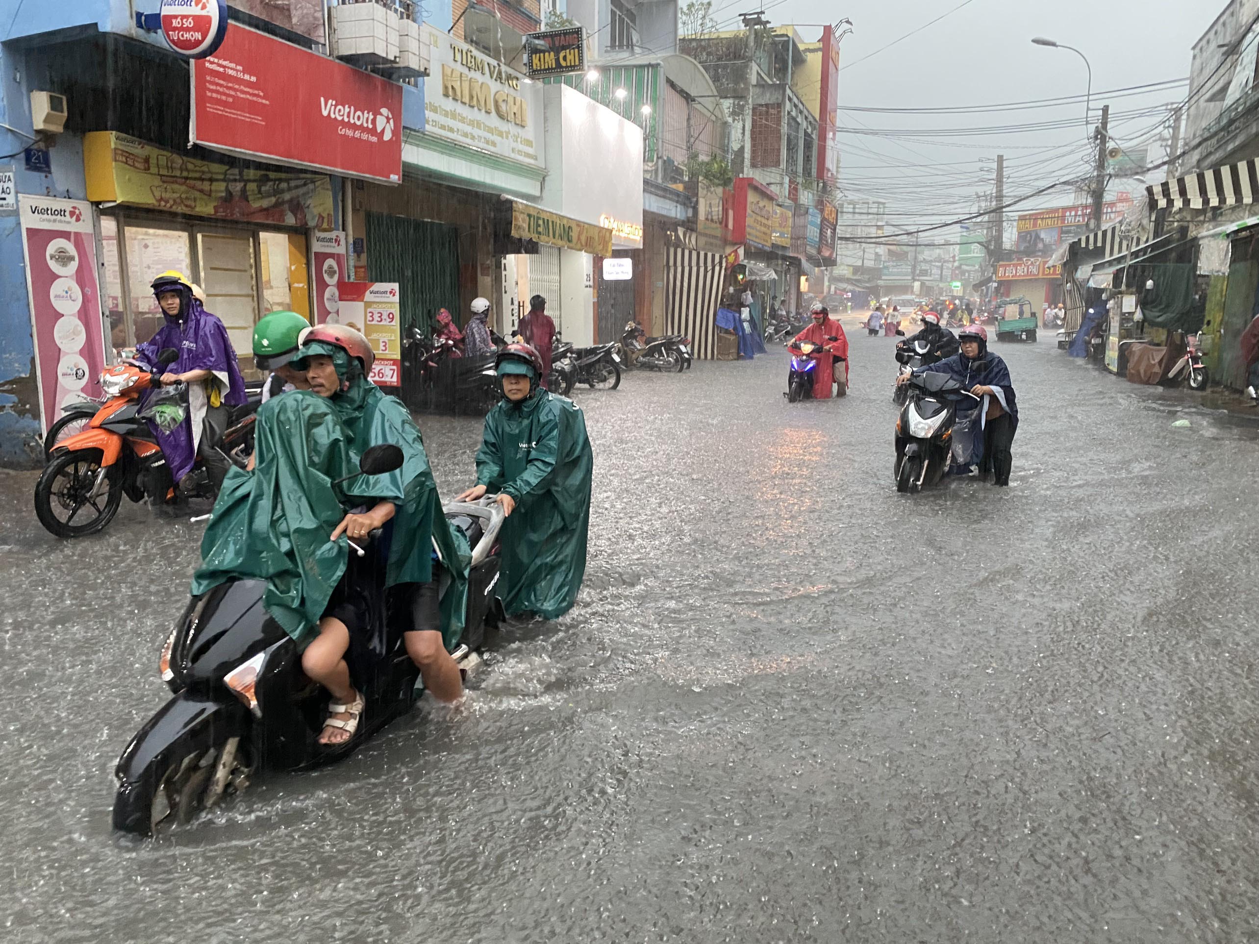 Phép thử chống ngập sau trận mưa chiều 15-5- Ảnh 1.
