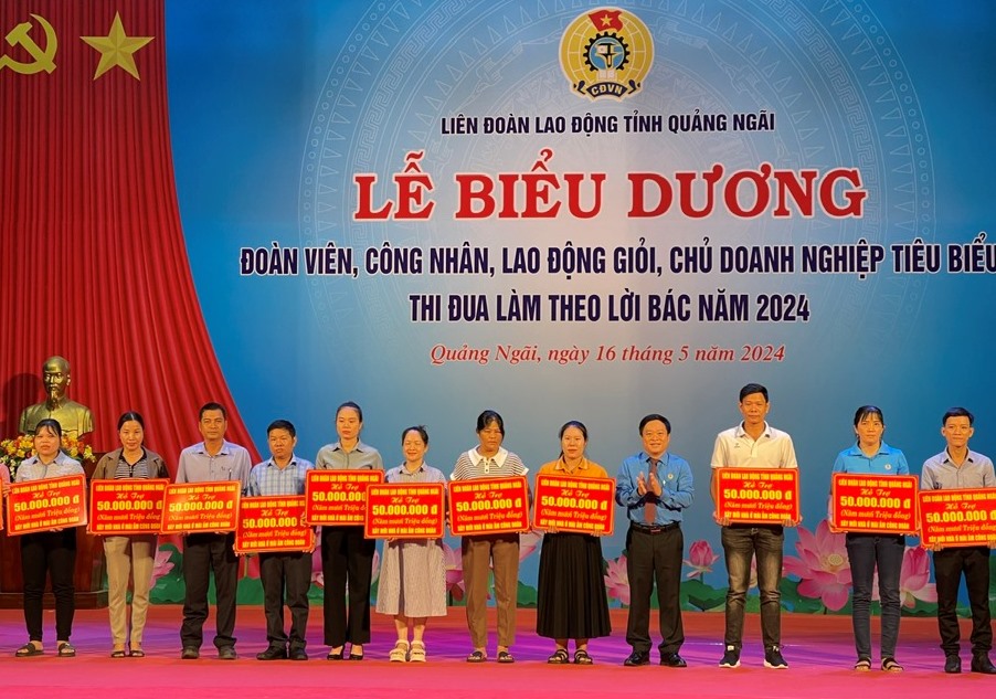Quảng Ng&atilde;i: Biểu dương đo&agrave;n vi&ecirc;n, c&ocirc;ng nh&acirc;n, lao động ti&ecirc;u biểu l&agrave;m theo lời B&aacute;c- Ảnh 1.