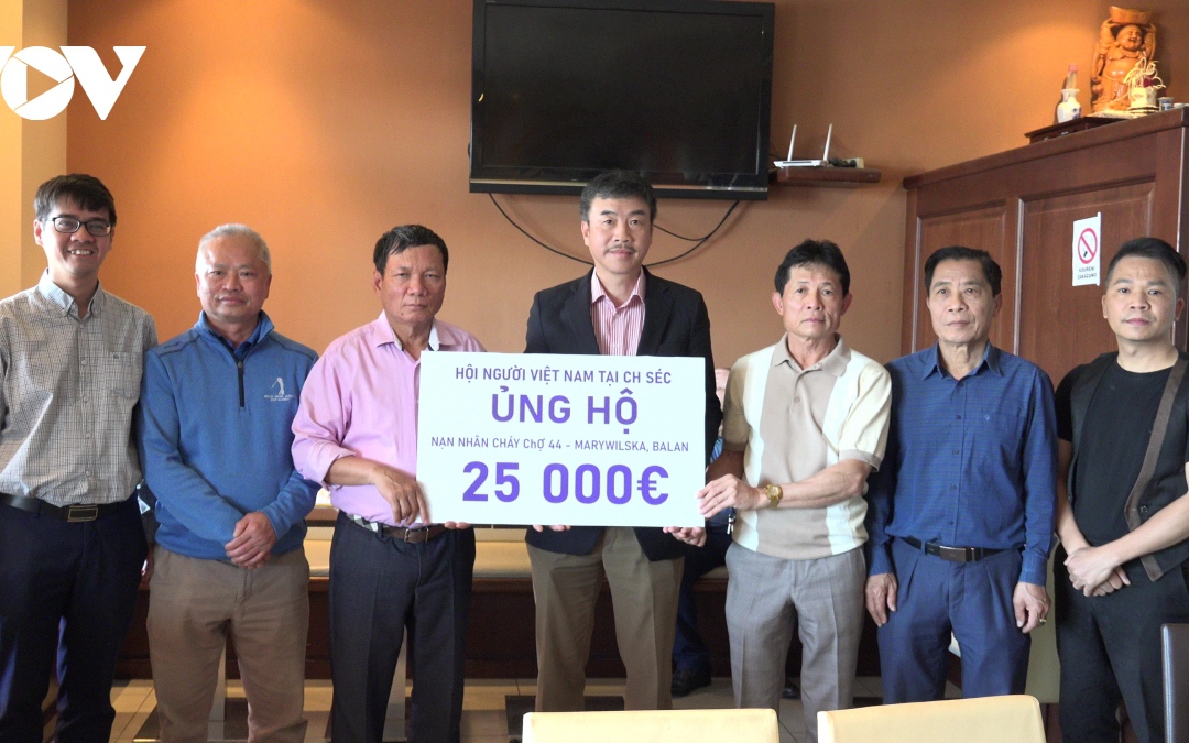 Quyên góp 6,5 tỉ đồng ủng hộ tiểu thương vụ cháy tại Ba Lan