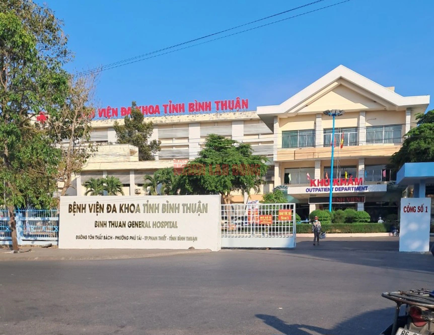 Vụ nghi ngộ độc ở Phan Thiết: Nh&agrave; h&agrave;ng tự gửi mẫu  thức ăn l&agrave; kh&ocirc;ng c&oacute; gi&aacute; trị ph&aacute;p l&iacute;- Ảnh 2.