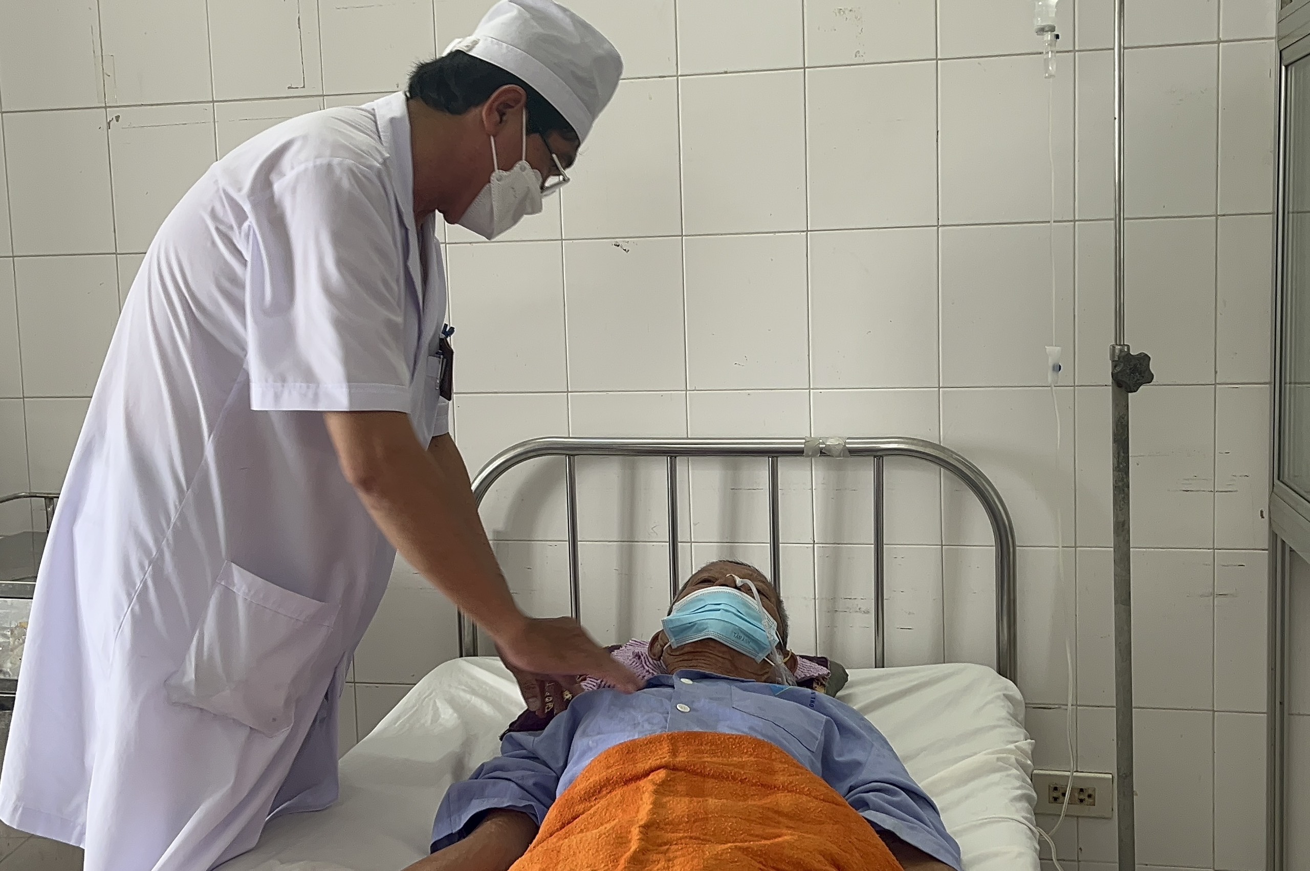 Ớn lạnh mảnh xương gà nhiều ngạnh cắm vào thực quản cụ ông ở Cần Thơ- Ảnh 3.