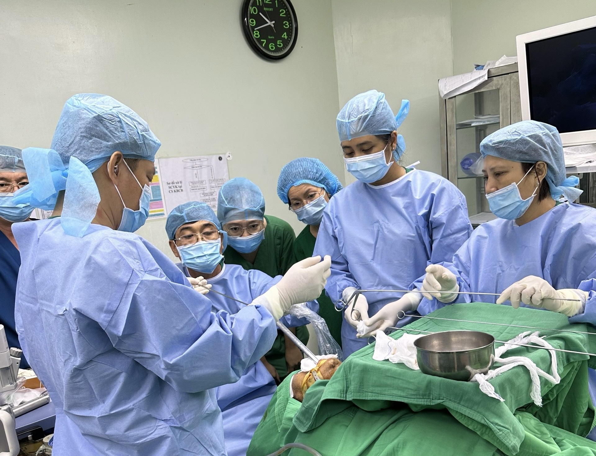 Ớn lạnh mảnh xương gà nhiều ngạnh cắm vào thực quản cụ ông ở Cần Thơ- Ảnh 1.