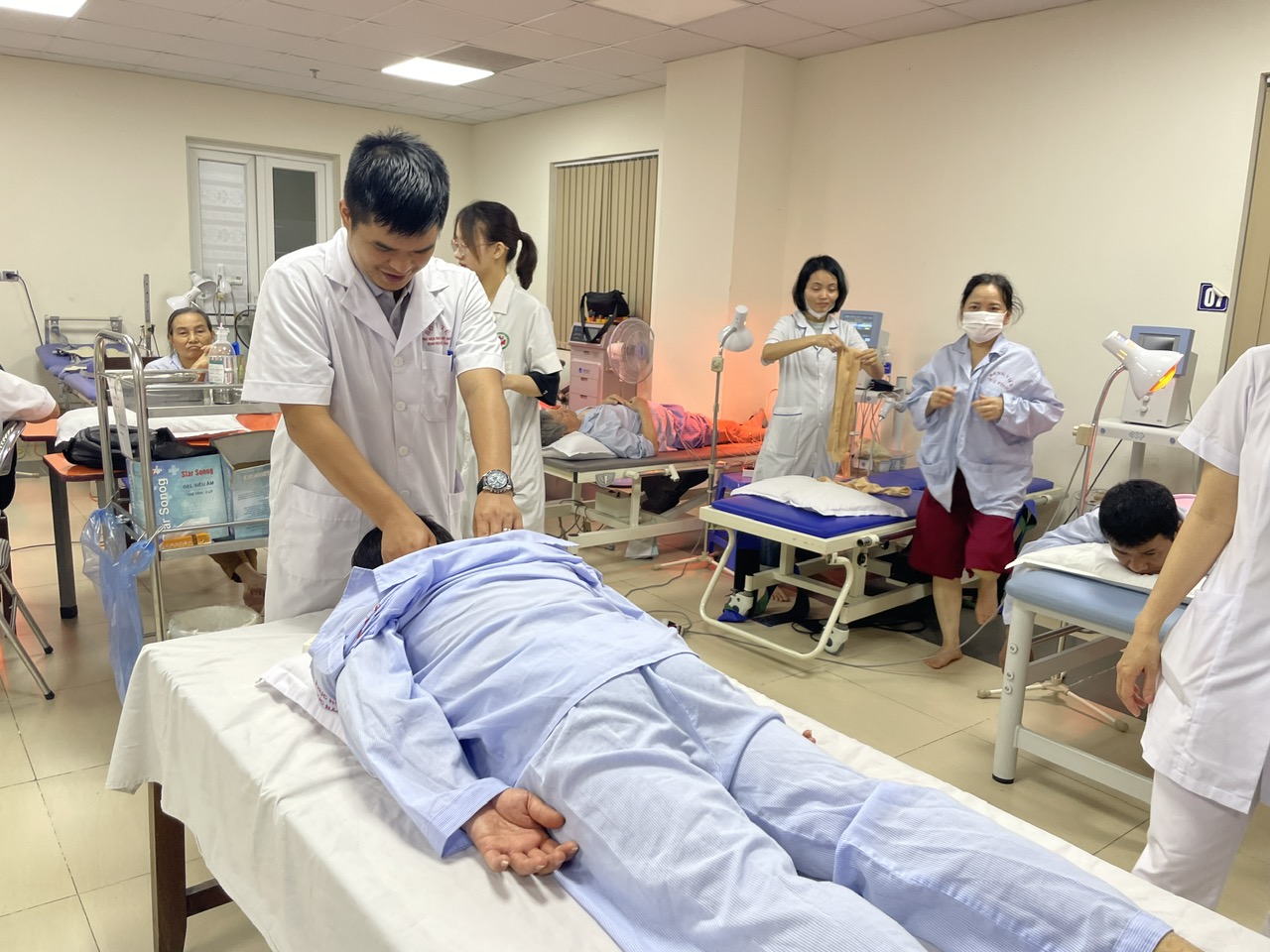 Lý do dân văn phòng dễ mắc bệnh cơ xương khớp- Ảnh 1.