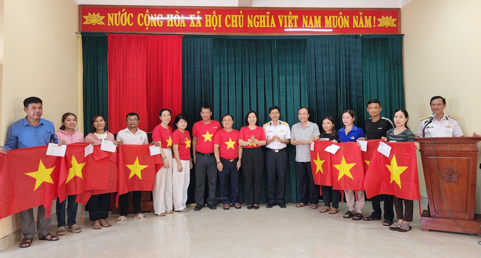 Tặng cờ Tổ quốc cho Vùng 3 Hải quân và người dân Quảng Trị- Ảnh 4.