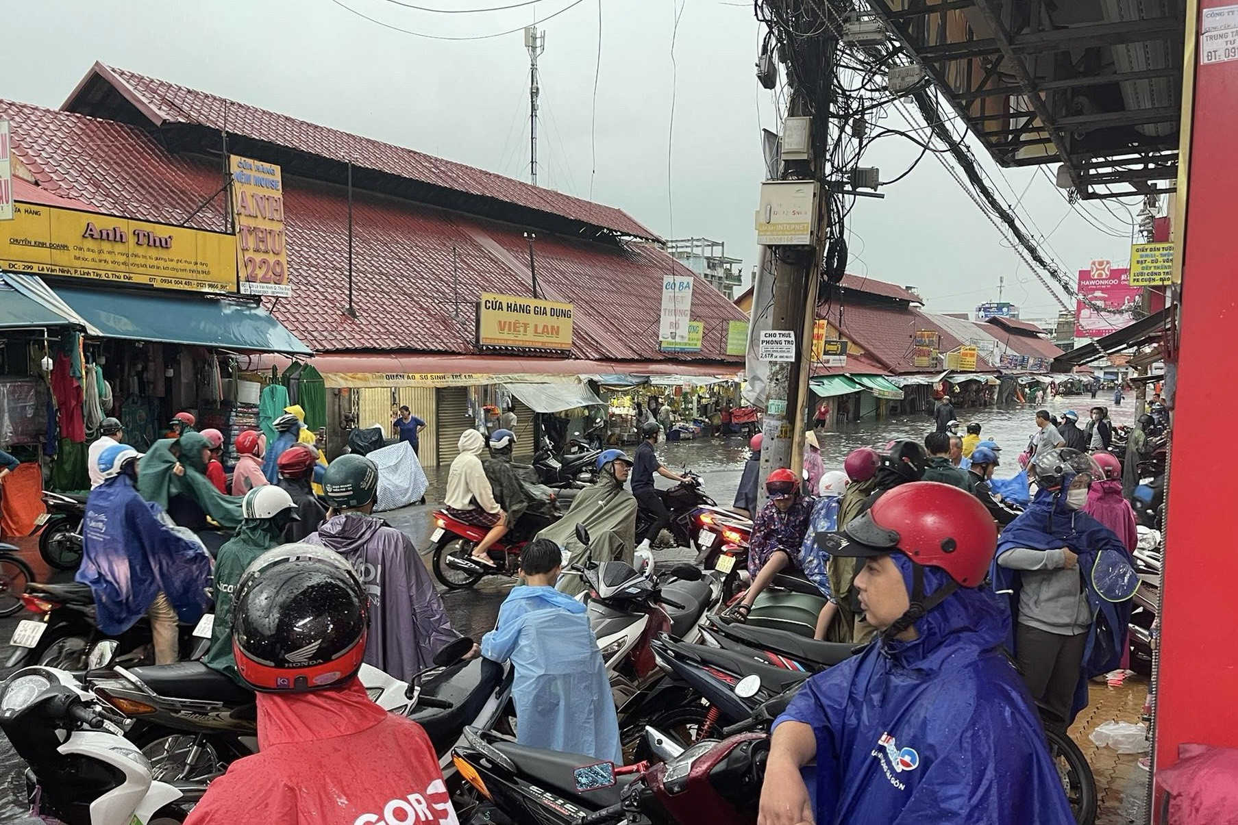 Vì sao chợ Thủ Đức vẫn ngập khi hệ thống thoát nước đã đưa vào sử dụng?- Ảnh 2.