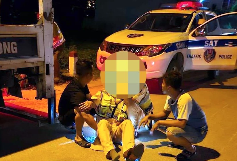 Nam thanh niên lao xe máy, tông gãy chân trung tá CSGT- Ảnh 1.