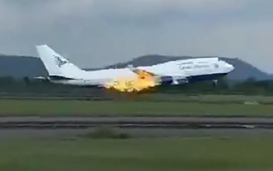 Máy bay Boeing 747 cháy động cơ trong lúc cất cánh ở Indonesia