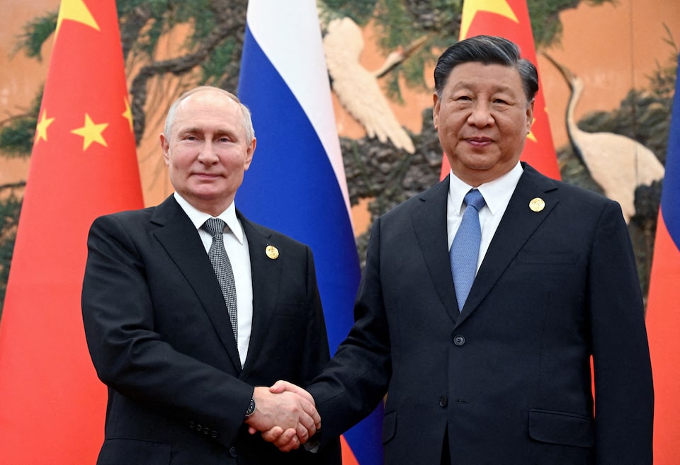Tổng thống Nga bắt tay Chủ tịch Tập Cận B&igrave;nh h&ocirc;m 16-5. Ảnh: Reuters