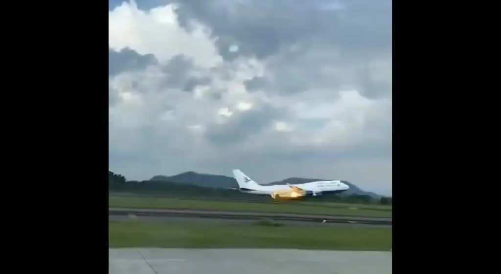 M&aacute;y bay Boeing 747 ch&aacute;y động cơ trong l&uacute;c cất c&aacute;nh ở Indonesia- Ảnh 1.