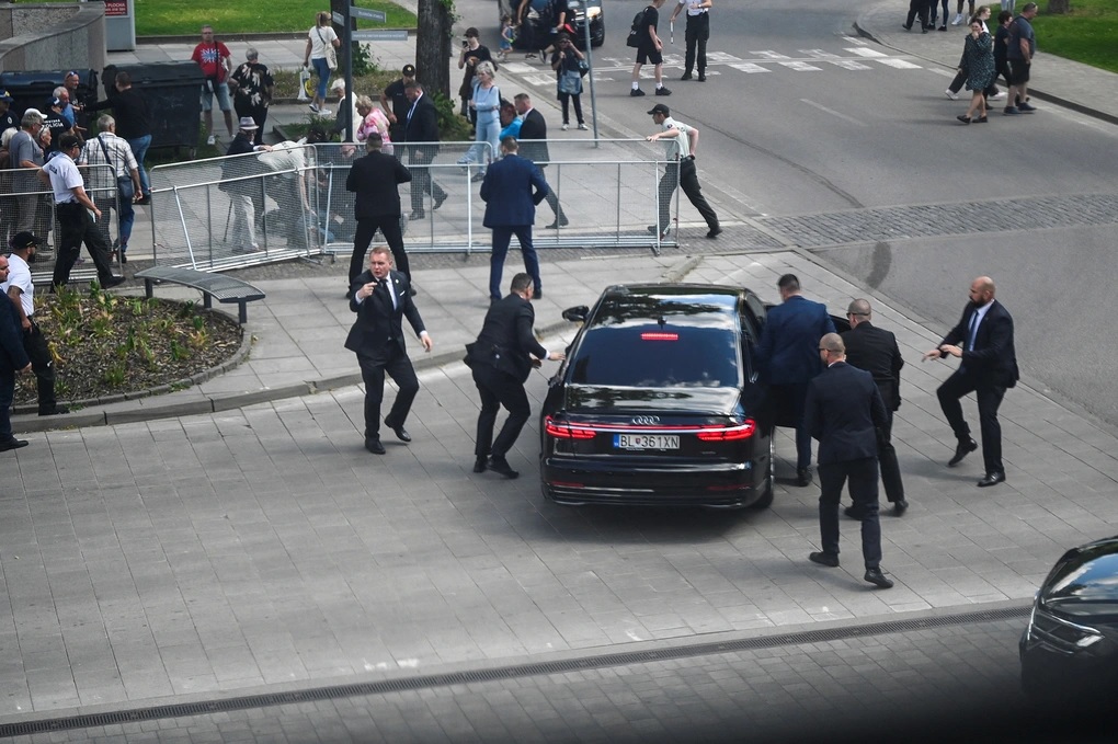 Khoảnh khắc Thủ tướng Slovakia Robert Fico bị bắn ng&agrave;y 15-5. Ảnh: Reuters