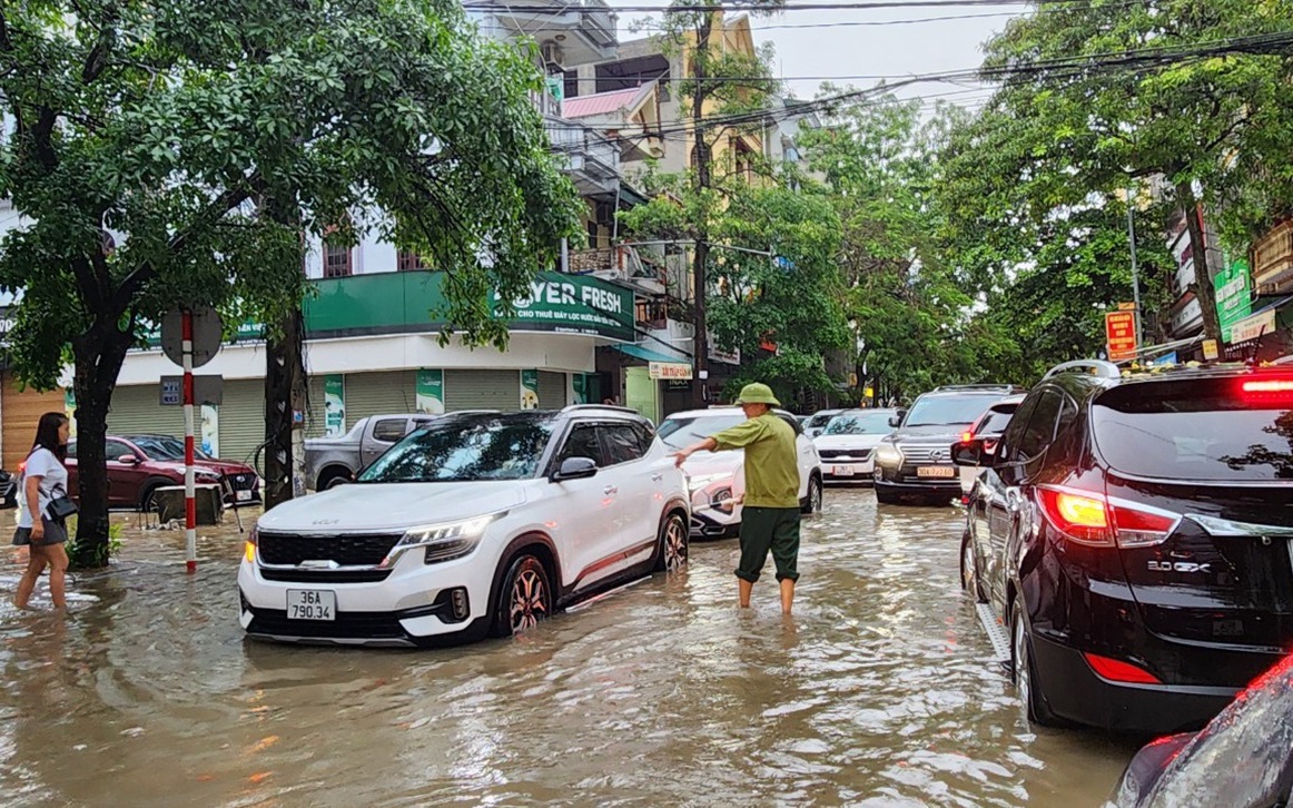 Mưa lớn, đường phố ở TP Thanh Hóa biến thành sông