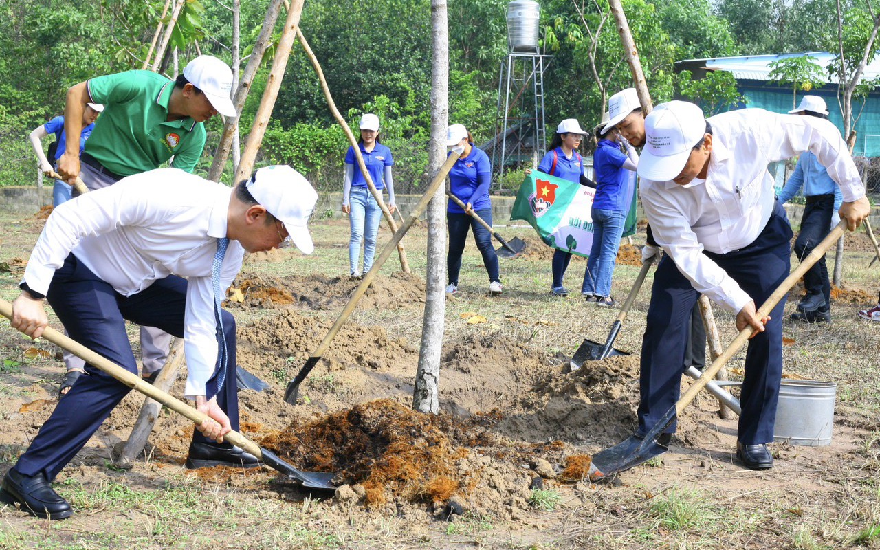 Phát động "Tết trồng cây đời đời nhớ ơn Bác Hồ" nhân kỷ niệm 134 năm ngày sinh của Chủ tịch Hồ Chí Minh