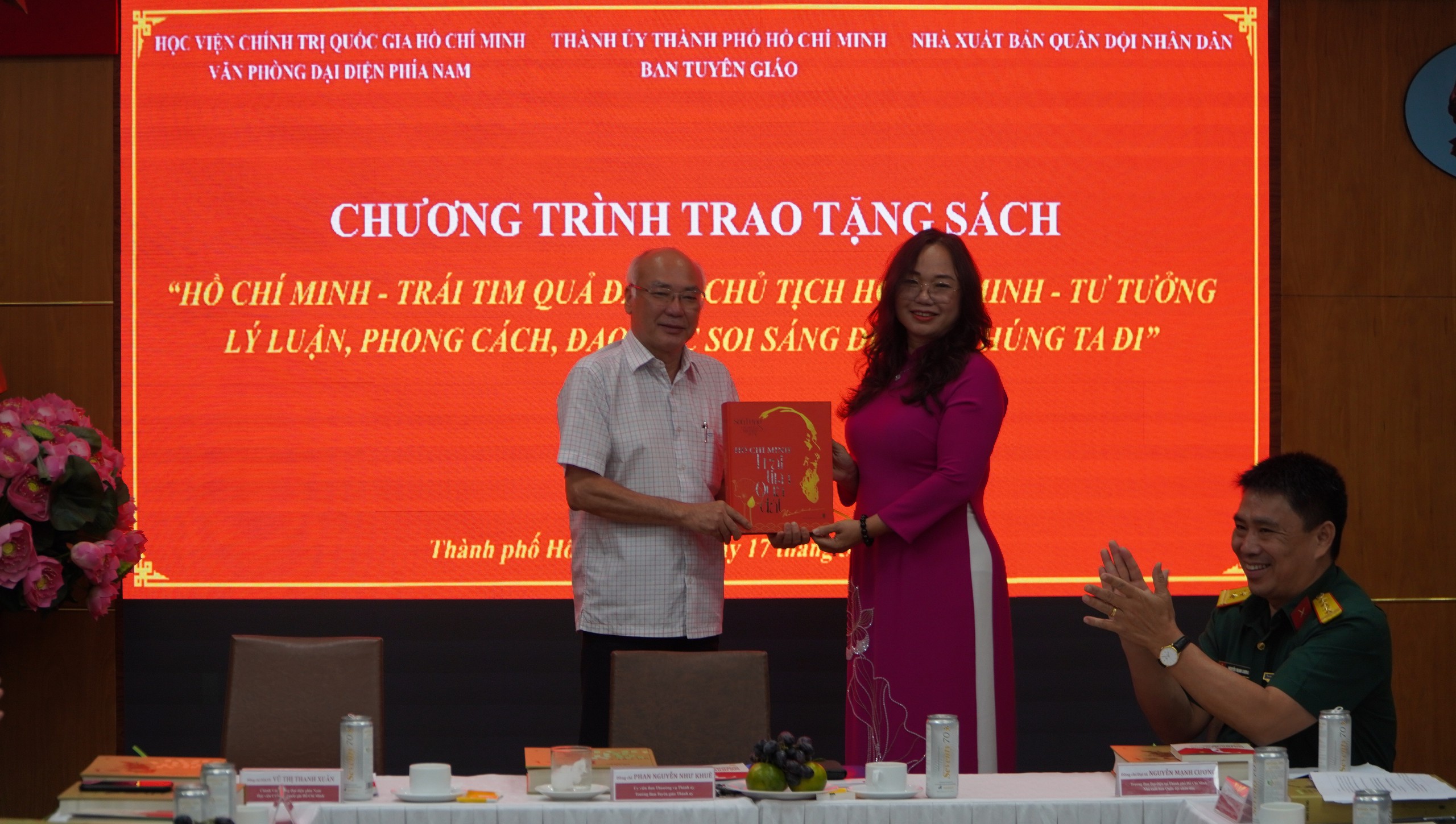 TP HCM tiếp nhận 2 cuốn sách đặc biệt về Bác Hồ- Ảnh 1.