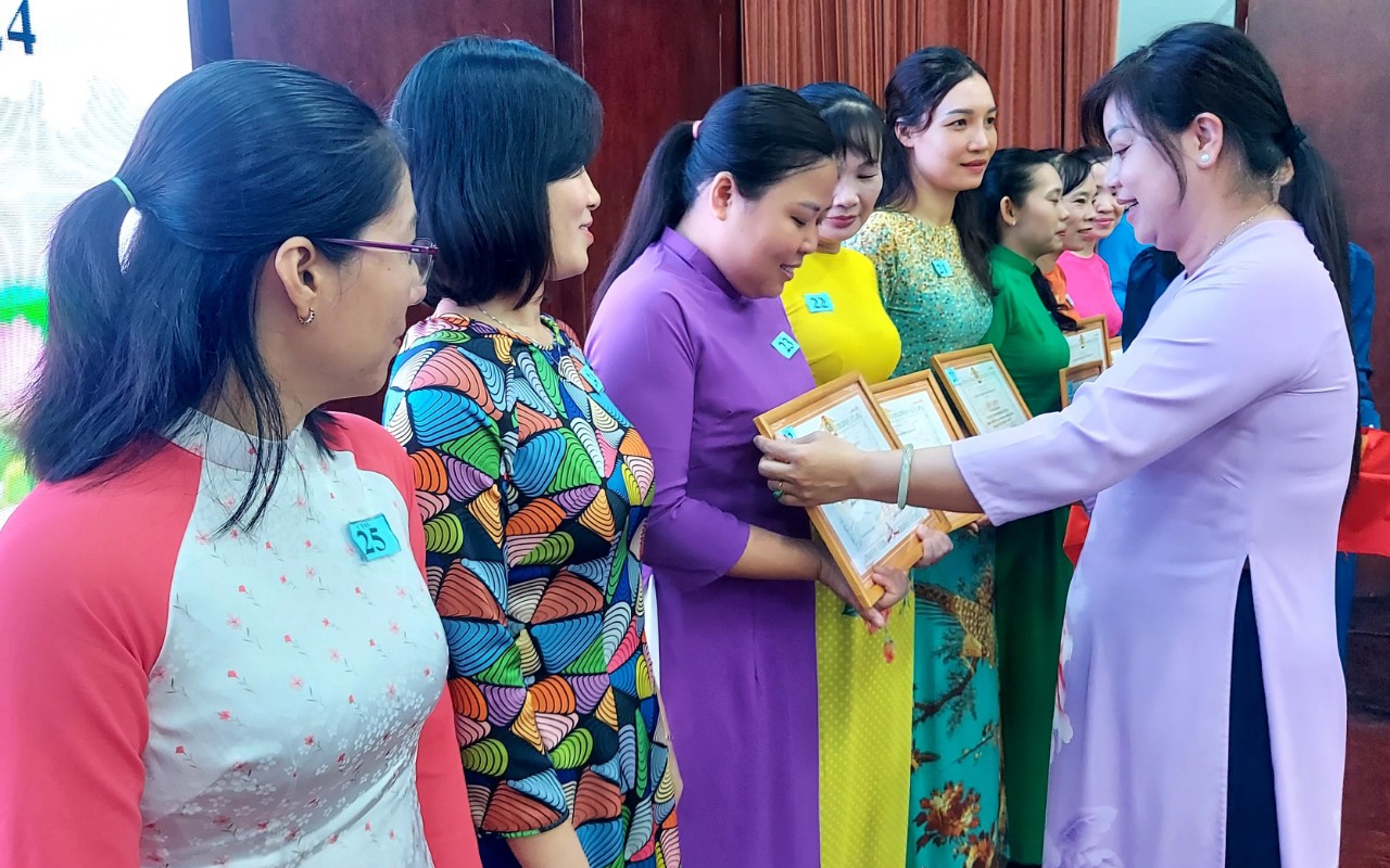 Thi đua rèn luyện, học tập, nâng cao kiến thức