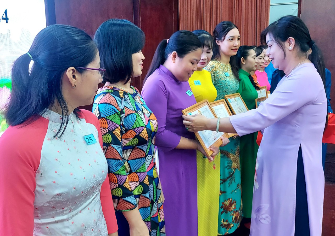 Thi đua r&egrave;n luyện, học tập, n&acirc;ng cao kiến thức- Ảnh 1.