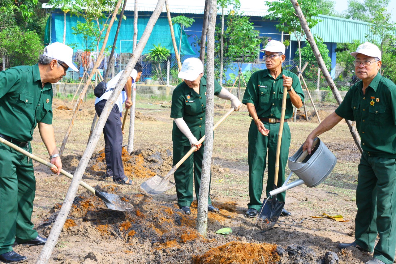Ph&aacute;t động "Tết trồng c&acirc;y đời đời nhớ ơn B&aacute;c Hồ" nh&acirc;n kỷ niệm 134 năm ng&agrave;y sinh của Chủ tịch Hồ Ch&iacute; Minh- Ảnh 5.
