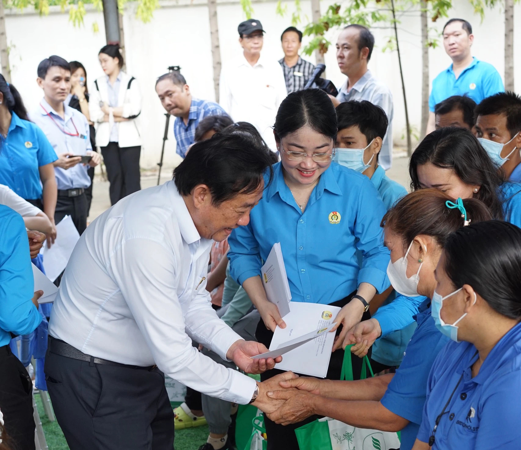Phó Bí thư Thường trực Tỉnh ủy Bình Dương thăm, tặng quà cho công nhân- Ảnh 1.